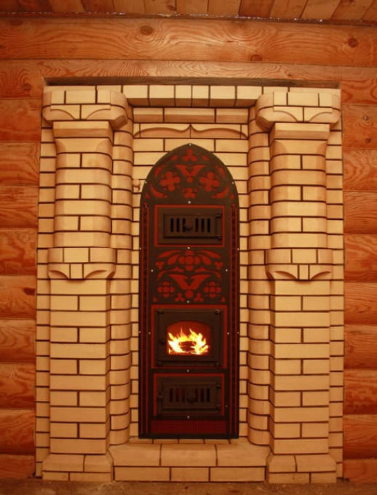 Печь для русской бани № 05Р Готика с конвекционным подогревом предбанника в кирпичной облицовке